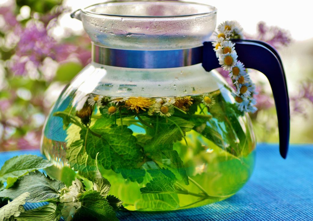 Infusión herbal te de hierbabuena por Pixabay 